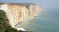 Szakadékba zuhant egy autós Angliában, Sussexben Szakadékba zuhant egy autós Angliában, Sussexben