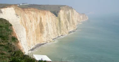Szakadékba zuhant egy autós Angliában, Sussexben