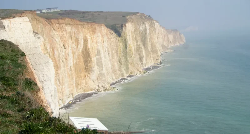 Szakadékba zuhant egy autós Angliában, Sussexben
