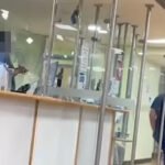 Videóra vették, amint az egyik ápolónő kitálal és közli a sokkoló tényeket a sürgősségin várakozó betegekkel az NHS-nél uralkodó állapotokról