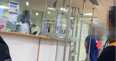 Videóra vették, amint az egyik ápolónő kitálal és közli a sokkoló tényeket a sürgősségin várakozó betegekkel az NHS-nél uralkodó állapotokról