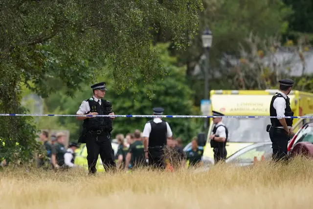 Iskolás kisgyerekek közé hajtott egy terepjáró Londonban: Egy 8 éves kislány meghalt, legalább 15-en megsérültek