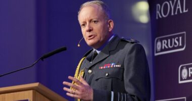 „Készen kell állnunk a háborúra, és nem csak a katonaságnak” – súlyos figyelmeztetést adott ki a brit hadsereg főparancsnoka