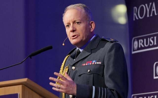 „Készen kell állnunk a háborúra, és nem csak a katonaságnak” – súlyos figyelmeztetést adott ki a brit hadsereg főparancsnoka