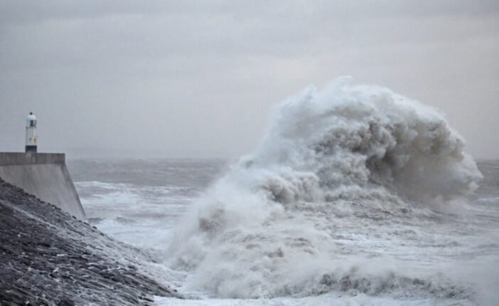 A Darragh vihar képekben: Kidőlt fák, összezúzott autók, árvíz és hatalmas hullámok szerte Nagy-Britanniában