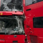 Súlyos buszbaleset Londonban: 2 emeletes busz egymásnak csapódott, 6 ember kórházban