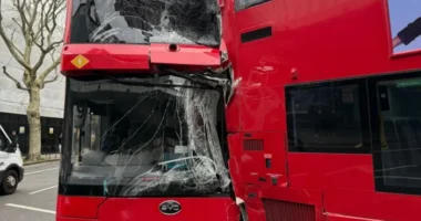 Súlyos buszbaleset Londonban: 2 emeletes busz egymásnak csapódott, 6 ember kórházban