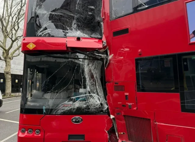 Súlyos buszbaleset Londonban: 2 emeletes busz egymásnak csapódott, 6 ember kórházban