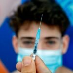 Megkezdik a 16-17 évesek oltását, közben a Pfizerrel beoltott fiatalok egy részénél súlyos mellékhatások jelentkeztek
