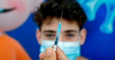 Megkezdik a 16-17 évesek oltását, közben a Pfizerrel beoltott fiatalok egy részénél súlyos mellékhatások jelentkeztek