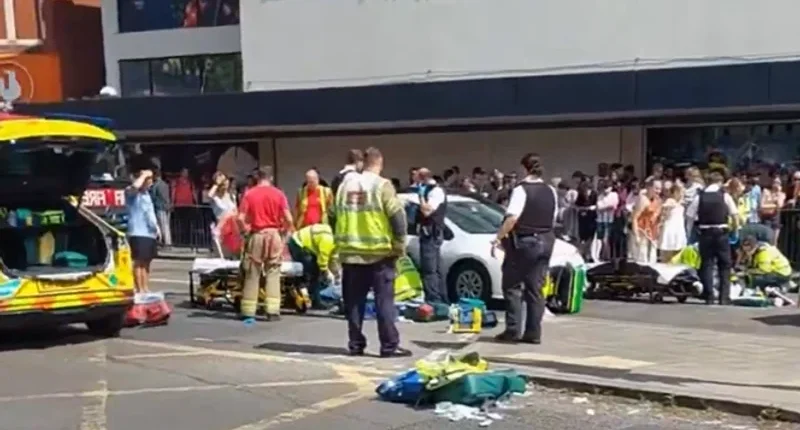 Autó hajtott gyalogosok közé Londonban – Öt sérült