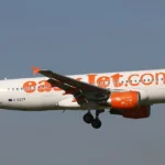 Hatalmas balhé: tömegverekedés tört ki az EasyJet angliai járatán