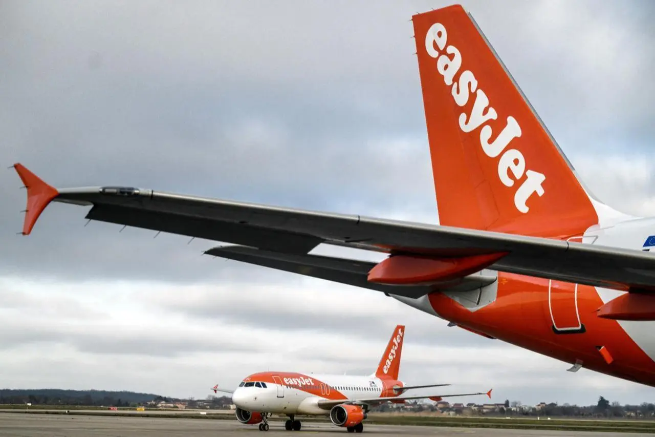 Rémálomszerű út az EasyJet angliai járatán: 2000 kilométerrel arrébb tették le az utasokat, 12 órát késtek Rémálomszerű út az EasyJet angliai járatán: 2000 kilométerrel arrébb tették le az utasokat, 12 órát késtek
