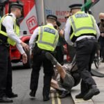 Erőszakba torkollott a tüntetés Londonban: a tüntetők összecsaptak a rendőrökkel