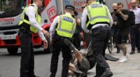 Erőszakba torkollott a tüntetés Londonban: a tüntetők összecsaptak a rendőrökkel