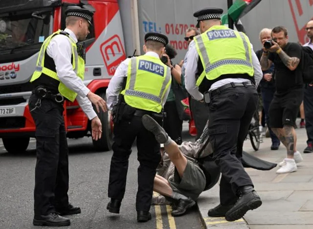 Erőszakba torkollott a tüntetés Londonban: a tüntetők összecsaptak a rendőrökkel