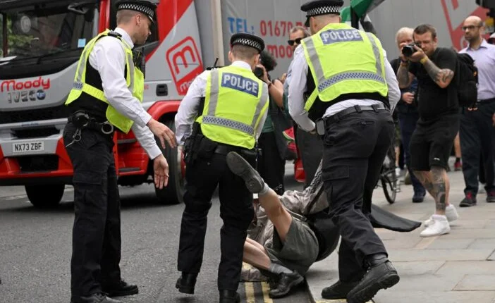 Erőszakba torkollott a tüntetés Londonban: a tüntetők összecsaptak a rendőrökkel
