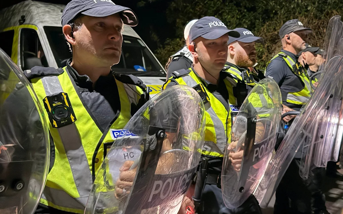 Forrong Portsmouth: több száz tüntető vonult az utcákra, miután mintegy 140 migráns érkezett a partra