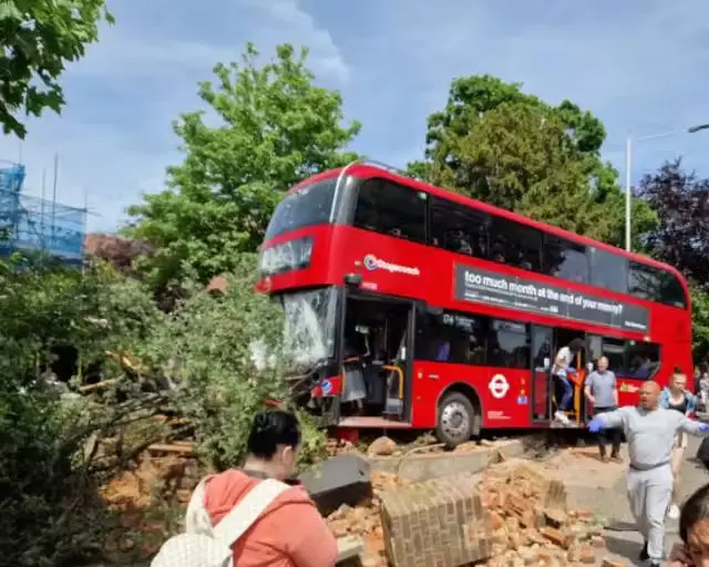 Hatan kórházban, miután falnak csapódott egy busz Londonban 5