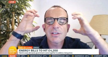 Teljesen kiakadt, Martin Lewisnak élő adásban gurult el a gyógyszer a kormánynak az energiaszámlák növekedése kapcsán való "töketlenkedése" miatt