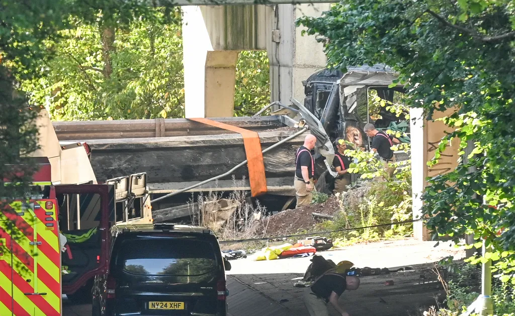 Halálos baleset Angliában: kamion zuhant le egy hídról az M3-as autópályán Halálos baleset Angliában: kamion zuhant le egy hídról az M3-as autópályán