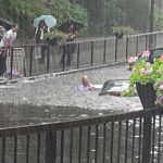 Felhőszakadás Londonban: autók merültek el pillanatok alatt a nagy esőben