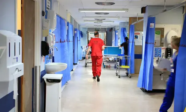 A brit kormány közzétette, hogyan akarják helyrehozni a katasztrofális helyzetben lévő NHS-t és a sürgősségi osztályokat egész Nagy-Britanniában 1