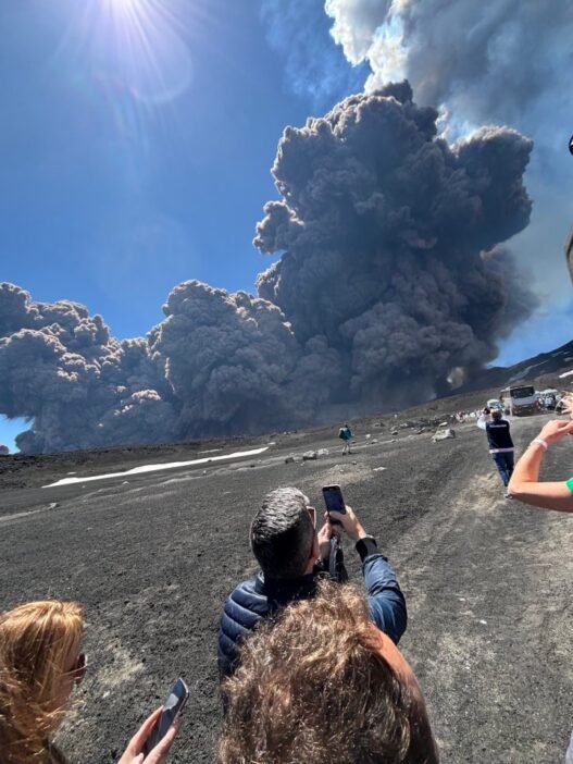 Kitört az Etna, rengeteg turista menekül a helyszínről - képek és videók Kitört az Etna, rengeteg turista menekül a helyszínről - képek és videók