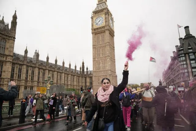 Ezrek vonultak utcára Londonban és parlamenti választásokat követelnek