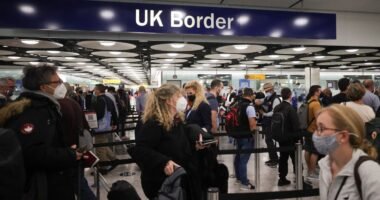 Szuper hír: megvan, hogy mikortól törlik el a tesztelést teljesen Angliában, és még az oltatlanoknak is enyhítés jön