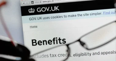 Elkezdik tömegesen visszaküldeni dolgozni az embereket Nagy-Britanniában - Kétmillió beteget és rokkantsági ellátásban részesülőt keres meg a brit kormány