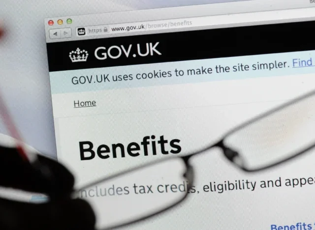 Elkezdik tömegesen visszaküldeni dolgozni az embereket Nagy-Britanniában – Kétmillió beteget és rokkantsági ellátásban részesülőt keres meg a brit kormány