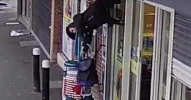 Nagy-Britanniában már a bolt előtt ácsorgás sem biztonságos – ilyet se látni minden nap