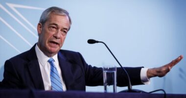 Tömeges deportálást tervez Farage Nagy-Britanniában - Menekültek százezreit küldenék vissza