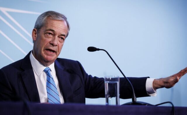 Tömeges deportálást tervez Farage Nagy-Britanniában – Menekültek százezreit küldenék vissza