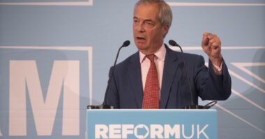 "Farage koncentrációs táborokat akar létrehozni a migránsoknak" - kezd eldurvulni a politikai vita az Egyesült Királyságban