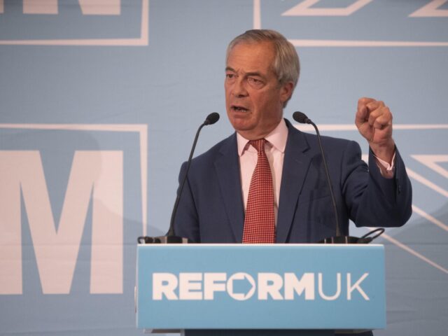 „Farage koncentrációs táborokat akar létrehozni a migránsoknak” – kezd eldurvulni a politikai vita az Egyesült Királyságban
