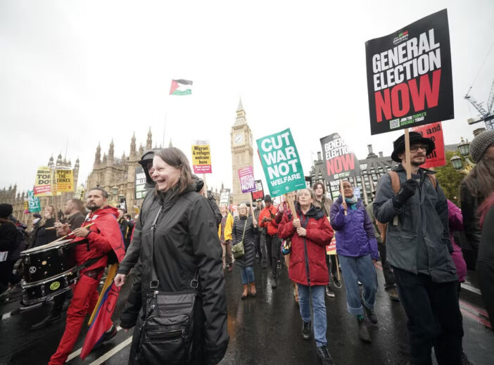 Ezrek vonultak utcára Londonban és parlamenti választásokat követelnek 7