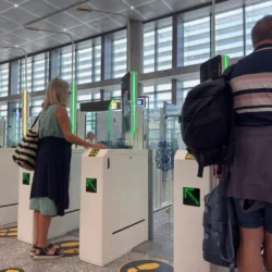EU-állampolgár letelepedett státusszal, mégsem engedték fel a hazafelé tartó gépre – az eVisa rendszer teljesen összezavarodott fbec2de0-1a5e-4932-83f5-f7a8682bbaea