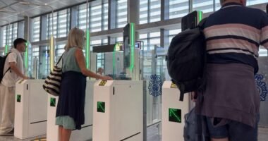EU-állampolgár letelepedett státusszal, mégsem engedték fel a hazafelé tartó gépre – az eVisa rendszer teljesen összezavarodott