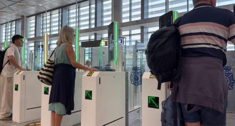 EU-állampolgár letelepedett státusszal, mégsem engedték fel a hazafelé tartó gépre – az eVisa rendszer teljesen összezavarodott