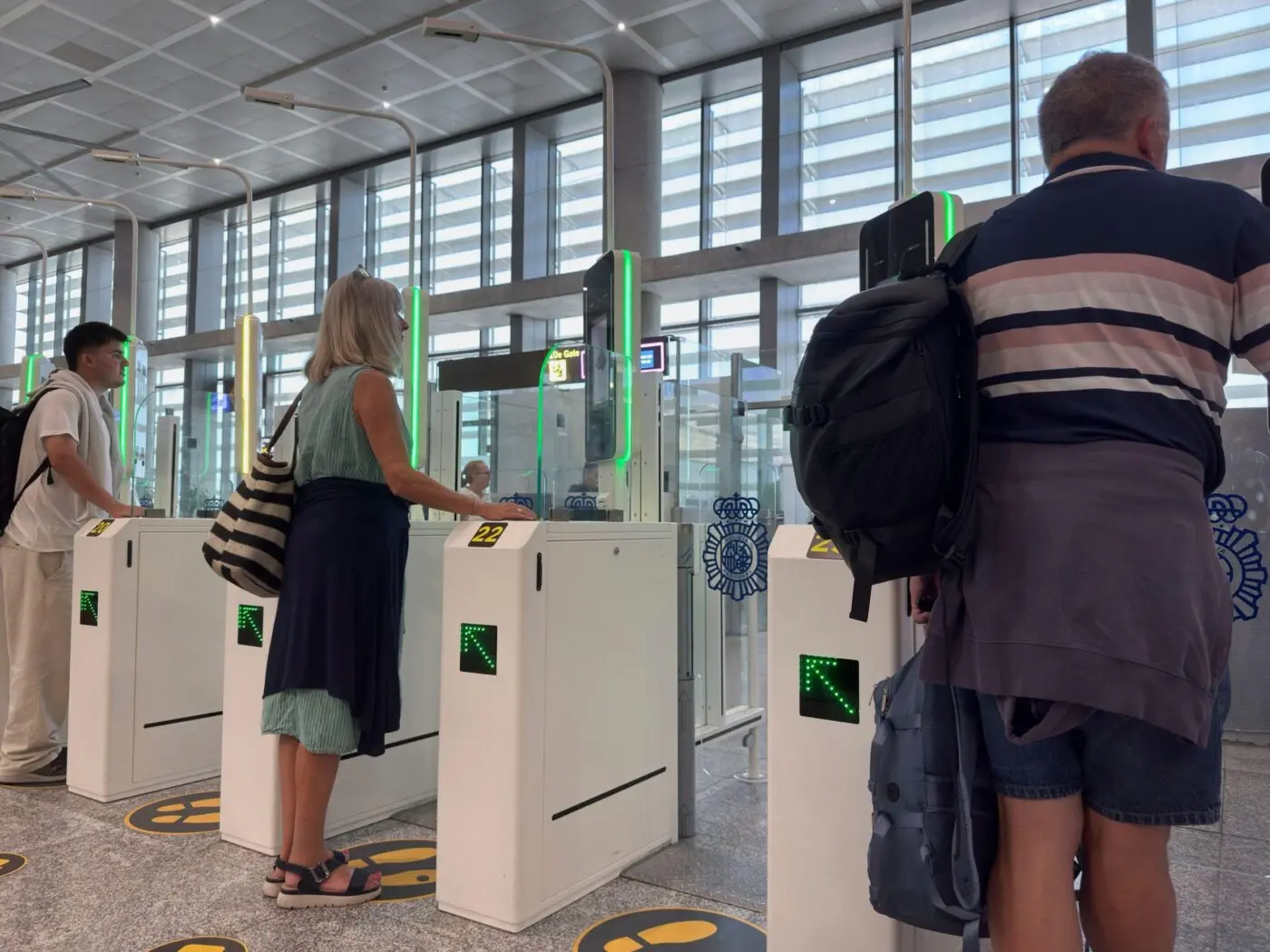 EU-állampolgár letelepedett státusszal, mégsem engedték fel a hazafelé tartó gépre – az eVisa rendszer teljesen összezavarodott