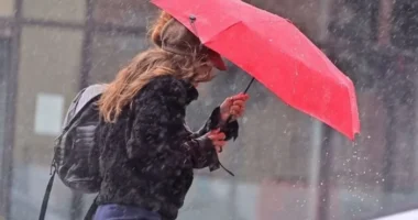 Életveszélyes időjárási körülmények, eső és áradások miatti borostyánsárga figyelmeztetés az Egyesült Királyságban