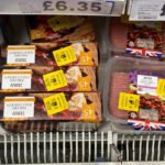 Már a pár fontos csirkehúsra is elkezdtek lopásgátlót tenni egyes Tesco üzletekben Londonban
