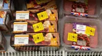 Már a pár fontos csirkehúsra is elkezdtek lopásgátlót tenni egyes Tesco üzletekben Londonban