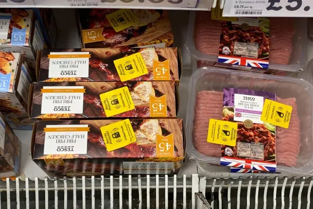 Már a pár fontos csirkehúsra is elkezdtek lopásgátlót tenni egyes Tesco üzletekben Londonban 1