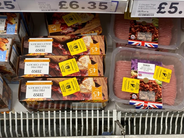 Már a pár fontos csirkehúsra is elkezdtek lopásgátlót tenni egyes Tesco üzletekben Londonban