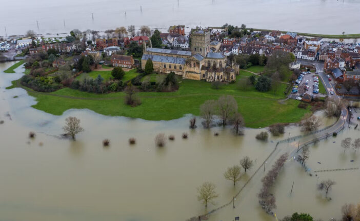 Hatalmas áradások a felhőszakadás miatt Angliában: kisebb települések és lakónegyedek is víz alá kerültek, megdöbbentő képek 4