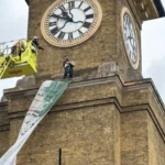 Rendkívüli incidens a King’s Cross állomásnál: kutyájával együtt mászott fel az óratoronyra egy tüntető