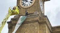 Rendkívüli incidens a King’s Cross állomásnál: kutyájával együtt mászott fel az óratoronyra egy tüntető